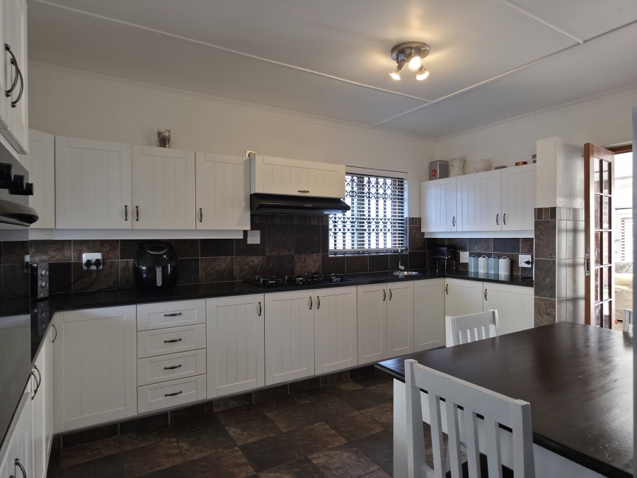 5 Bedroom Property for Sale in Wavecrest Eastern Cape